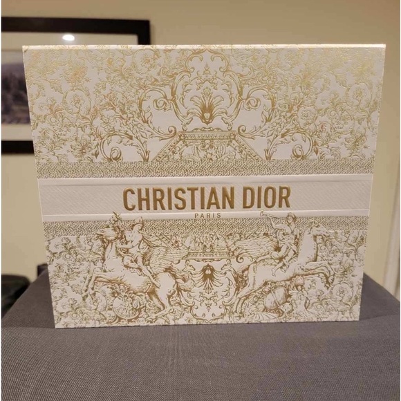 Dior 2023 Christmas Gift Box limited
Set-Box-DustBag-Pillow box 10"×8.5"
×4.5" - Picture 6 of 7